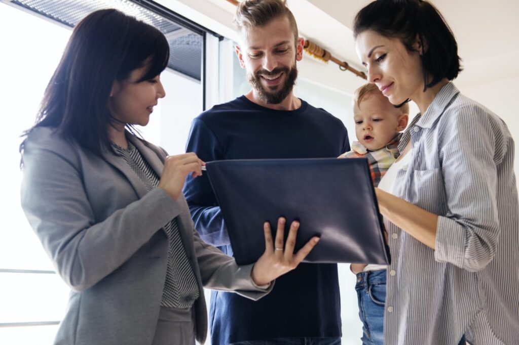 family buying new house e1669624903667