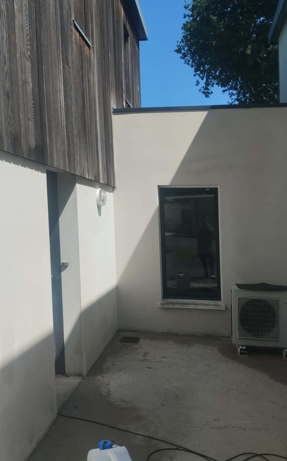 Avant nettoyage façade enduit, cour intérieure