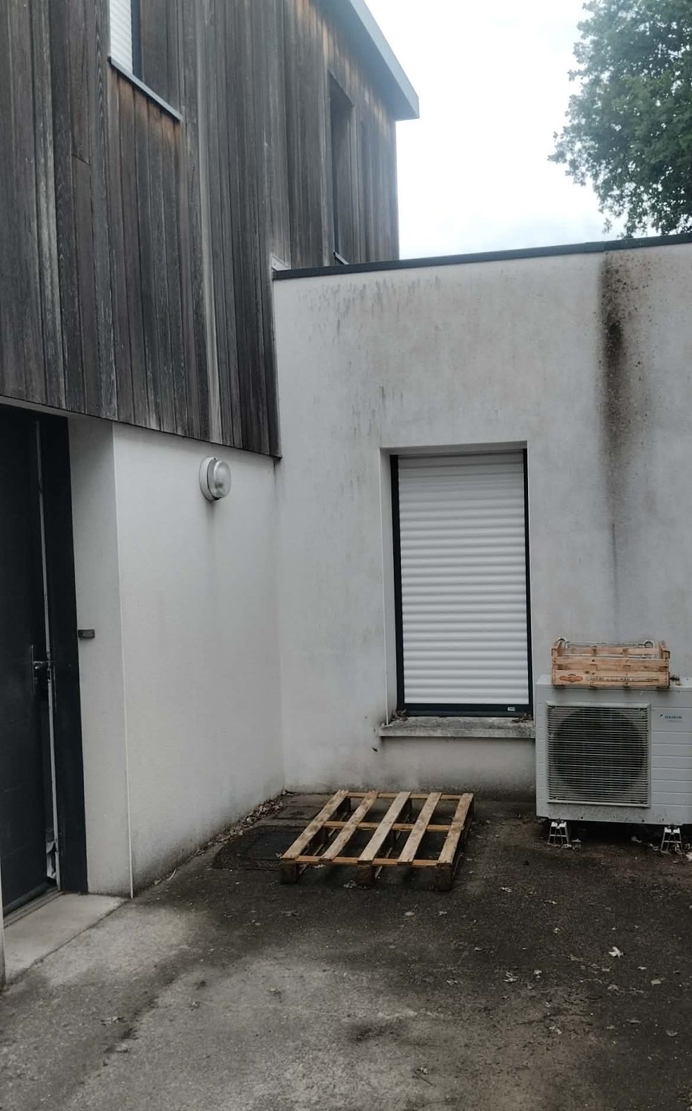 Après nettoyage façade enduit, cour intérieure