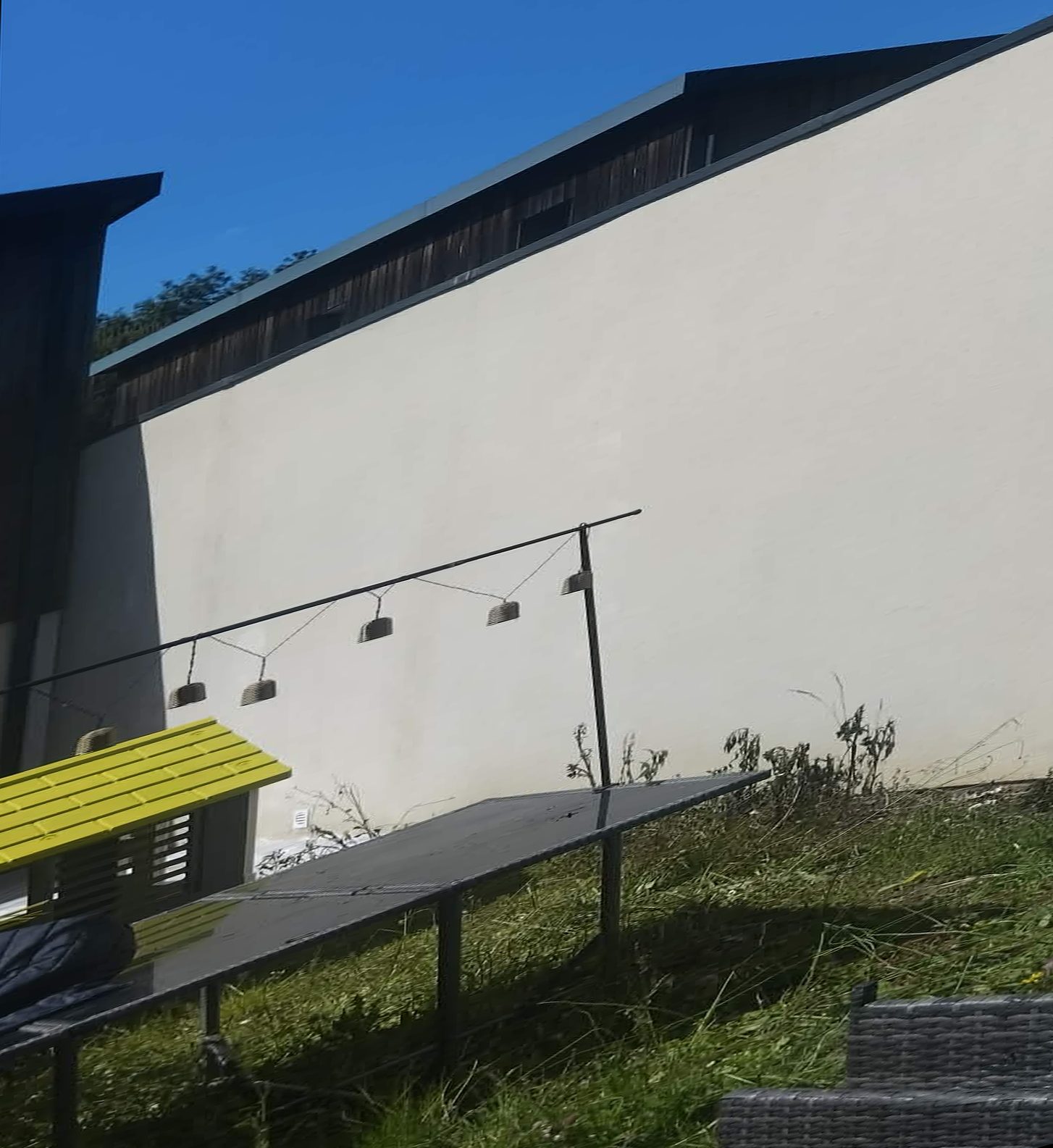 Avant nettoyage mur enduit avec coulures et mousses